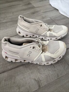On cloud sneaker size 8